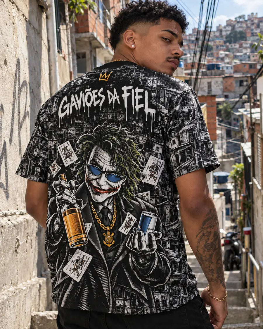 Rapaz de costas num beco de favela vestindo o manto Coringão